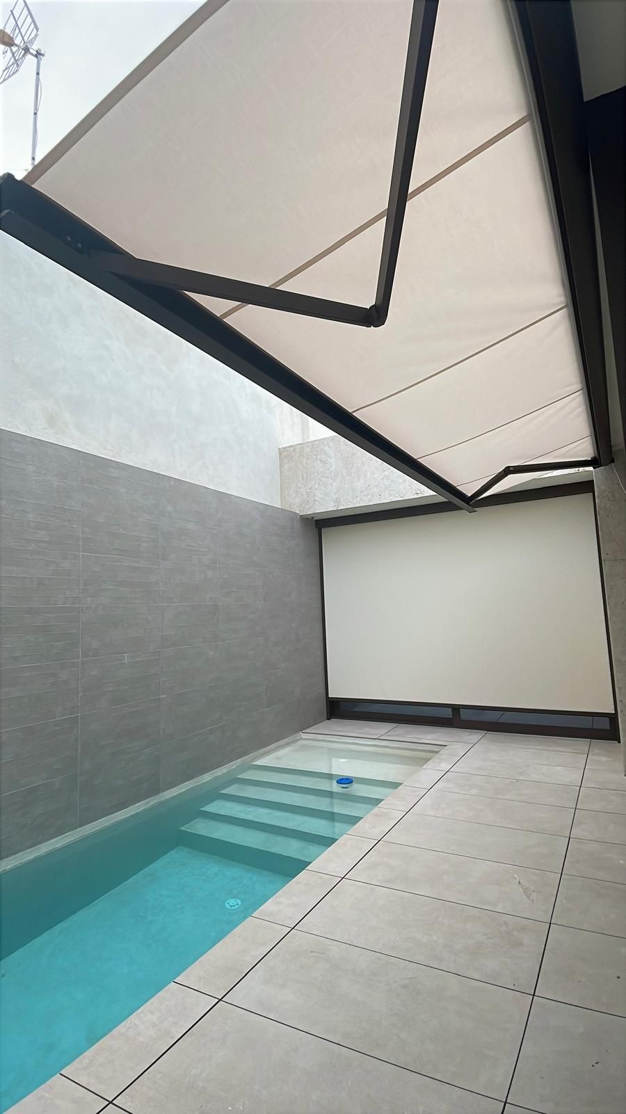 Toldo cofre sobre piscina pequeña