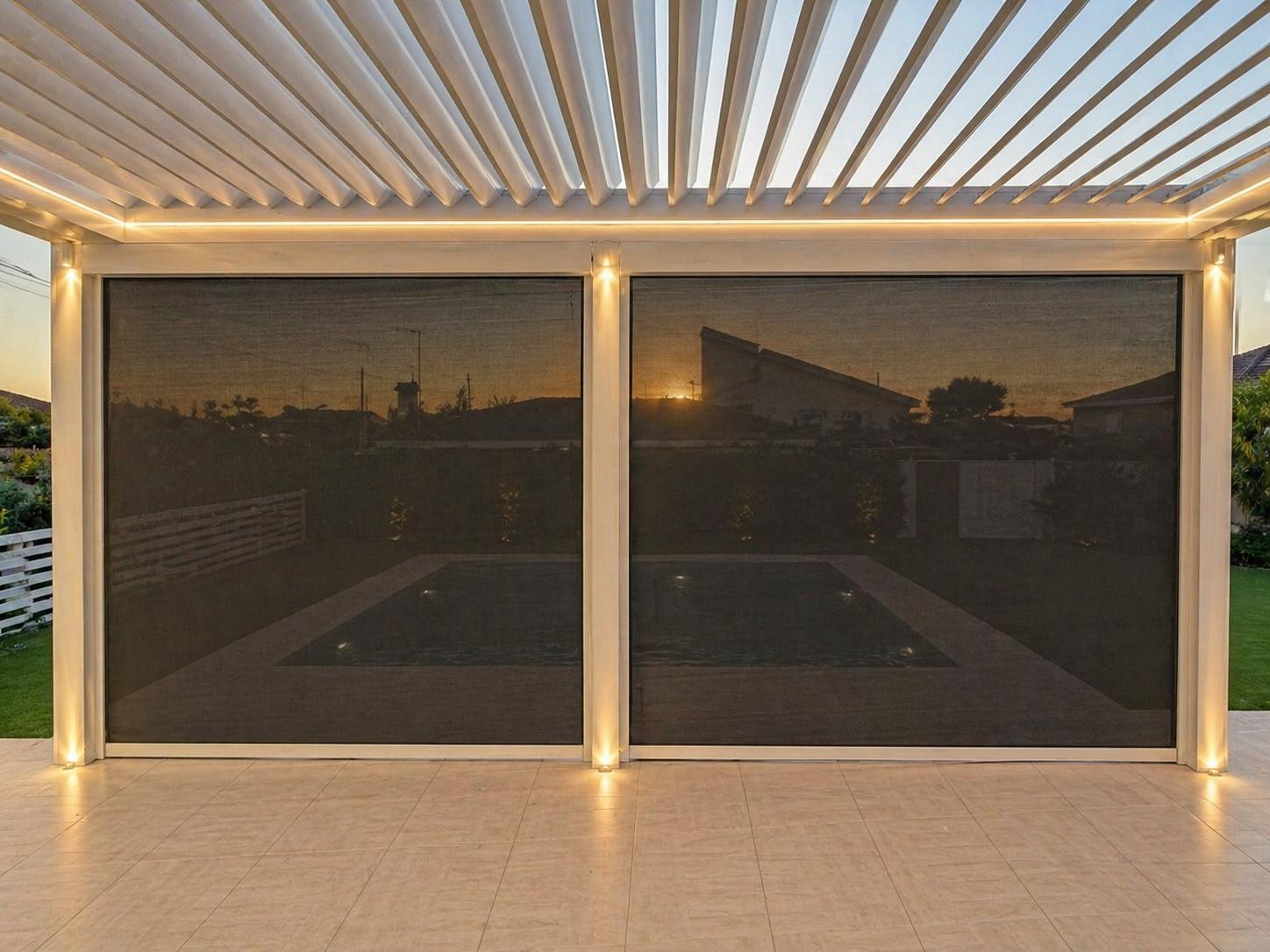 Pérgola con stores verticales al atardecer