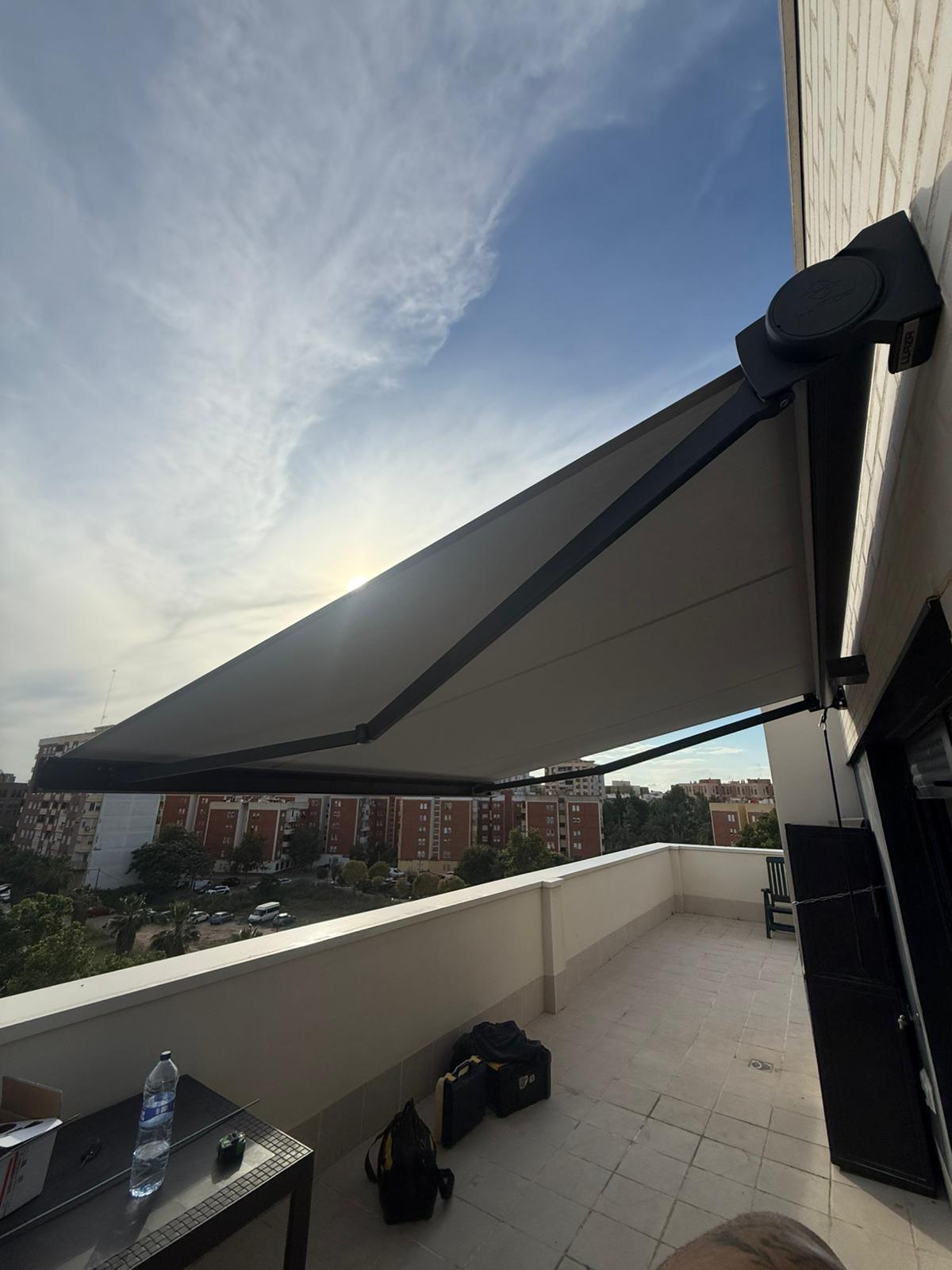 Toldo cofre gris en ático