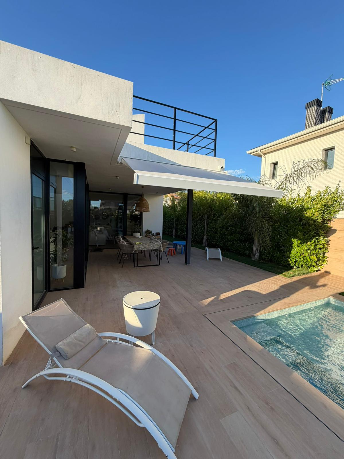 Toldo blanco sobre piscina