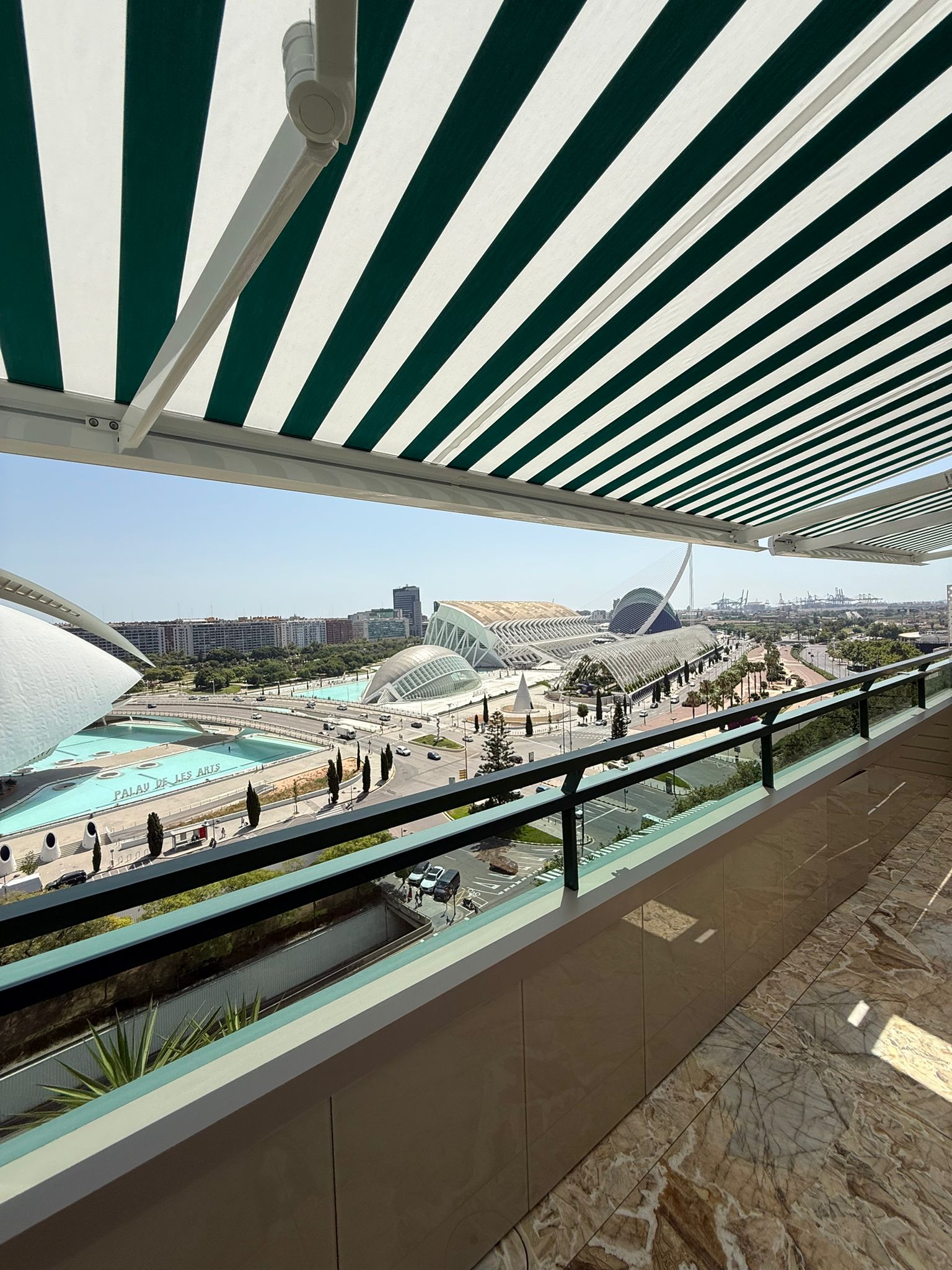 Toldo rayas verde y blanco con vista CAC